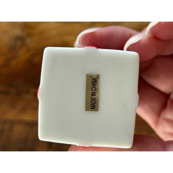 Hand-Painted Ceramic Gift Box Trinket With Red Bow & Holly Design Hinged Lid Jew - Picture 7 of 9